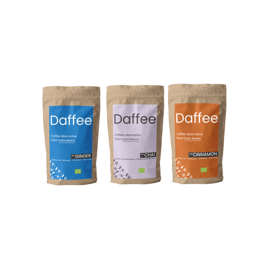 Drie verpakkingen Daffee koffiealternatief met verschillende smaken, kleurrijk geëtiketteerd Gember, Chai, Kaneel