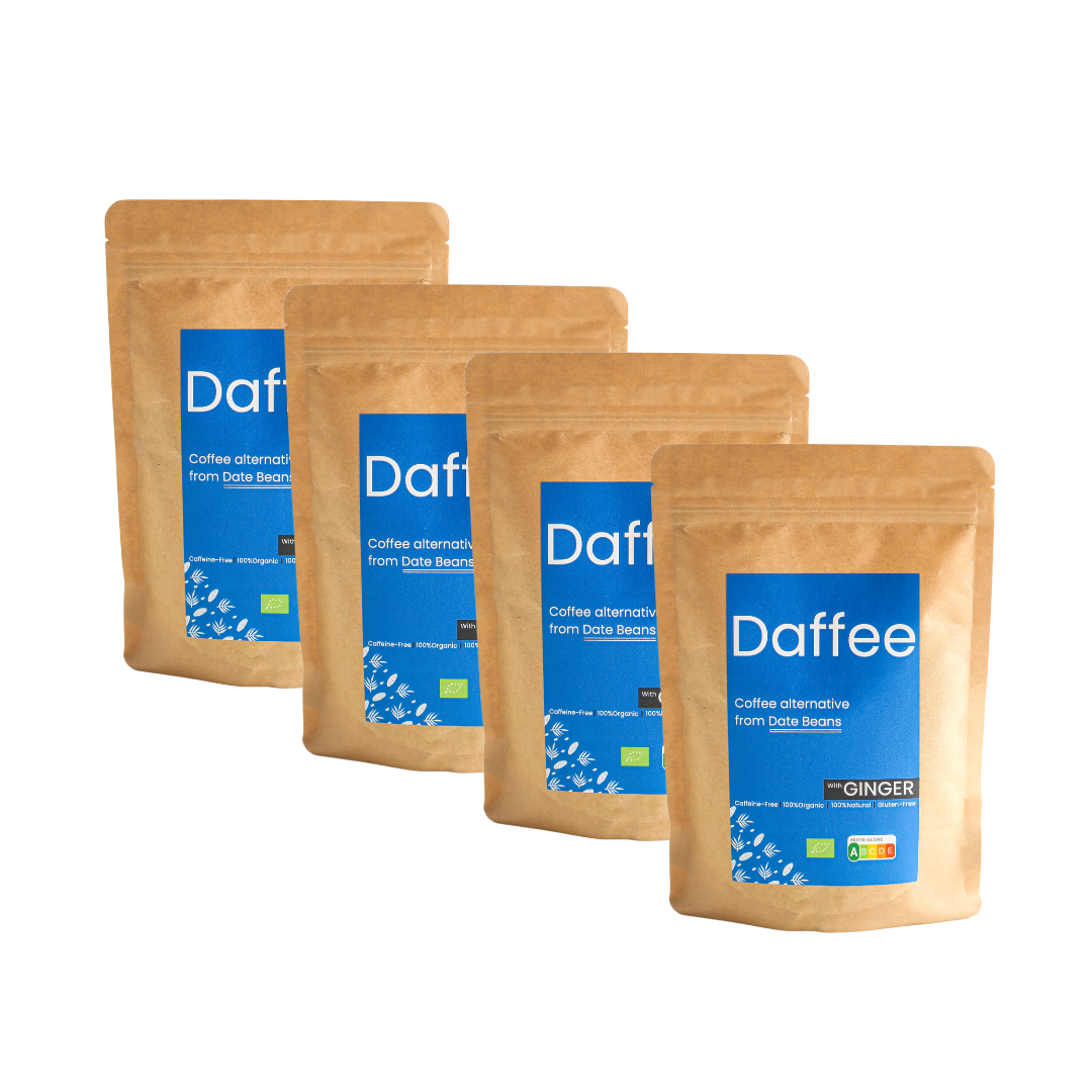 Vier verpakkingen Daffee Ginger koffiealternatief, gestapeld en uitgelijnd tegen een transparante achtergrond