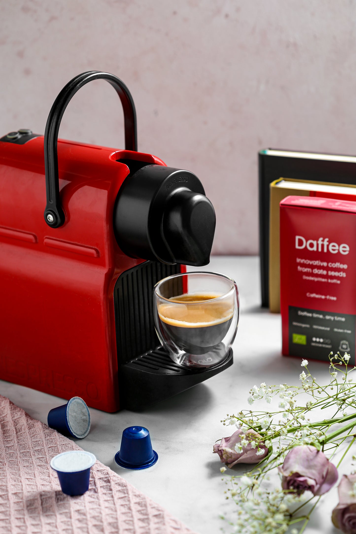 Rode koffiemachine maakt Daffee, een duurzame, cafeïnevrije koffiealternatief uit geüpcyclede dadelbonen, met bloemen en verpakking in beeld