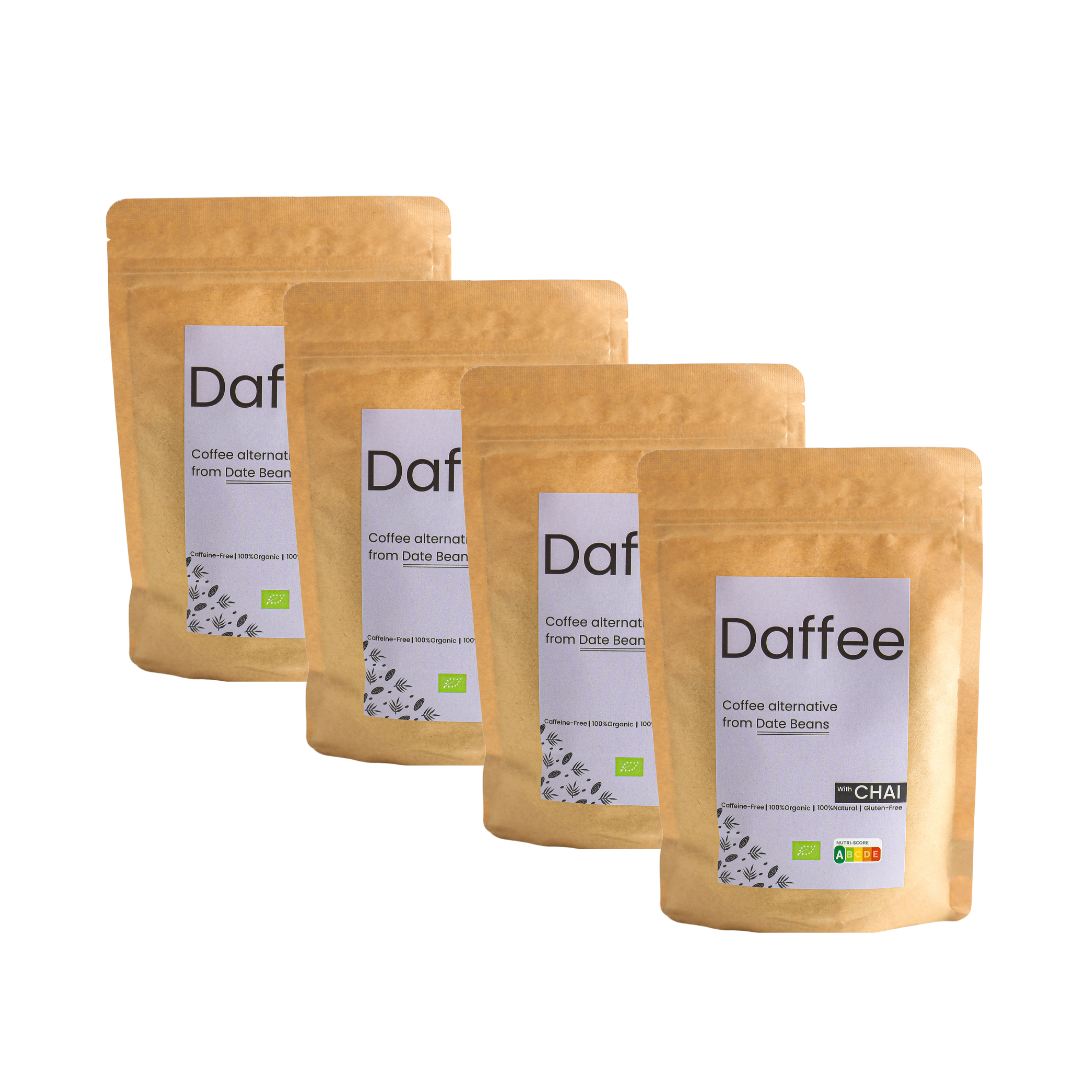 Vier verpakkingen Daffee Chai koffiealternatief, gestapeld en uitgelijnd tegen een witte achtergrond