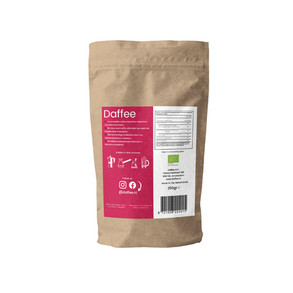 Achterkant van een 250 gram Daffee pure verpakking met productinformatie, instructies, barcode en social media iconen op een witte achtergrond