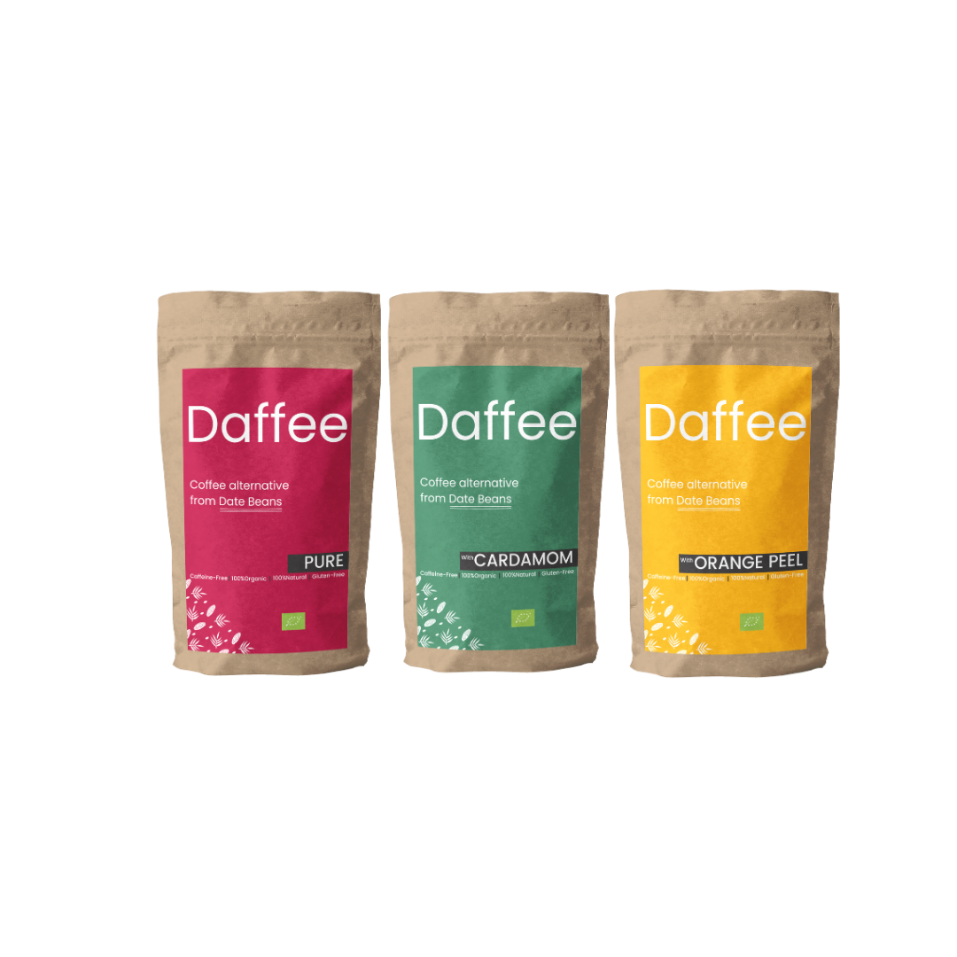 Drie verpakkingen Daffee koffiealternatief met verschillende smaken, kleurrijk geëtiketteerd Daffee Puur, Kardemom, Sinaasappelschil