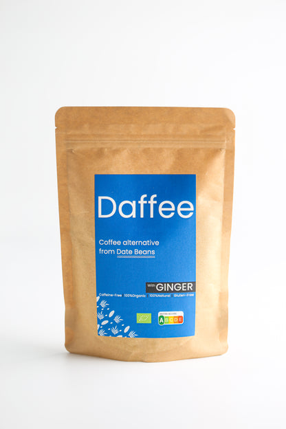 Daffee ginger koffiealternatief van dadelbonen in duurzame verpakking tegen een witte achtergrond.