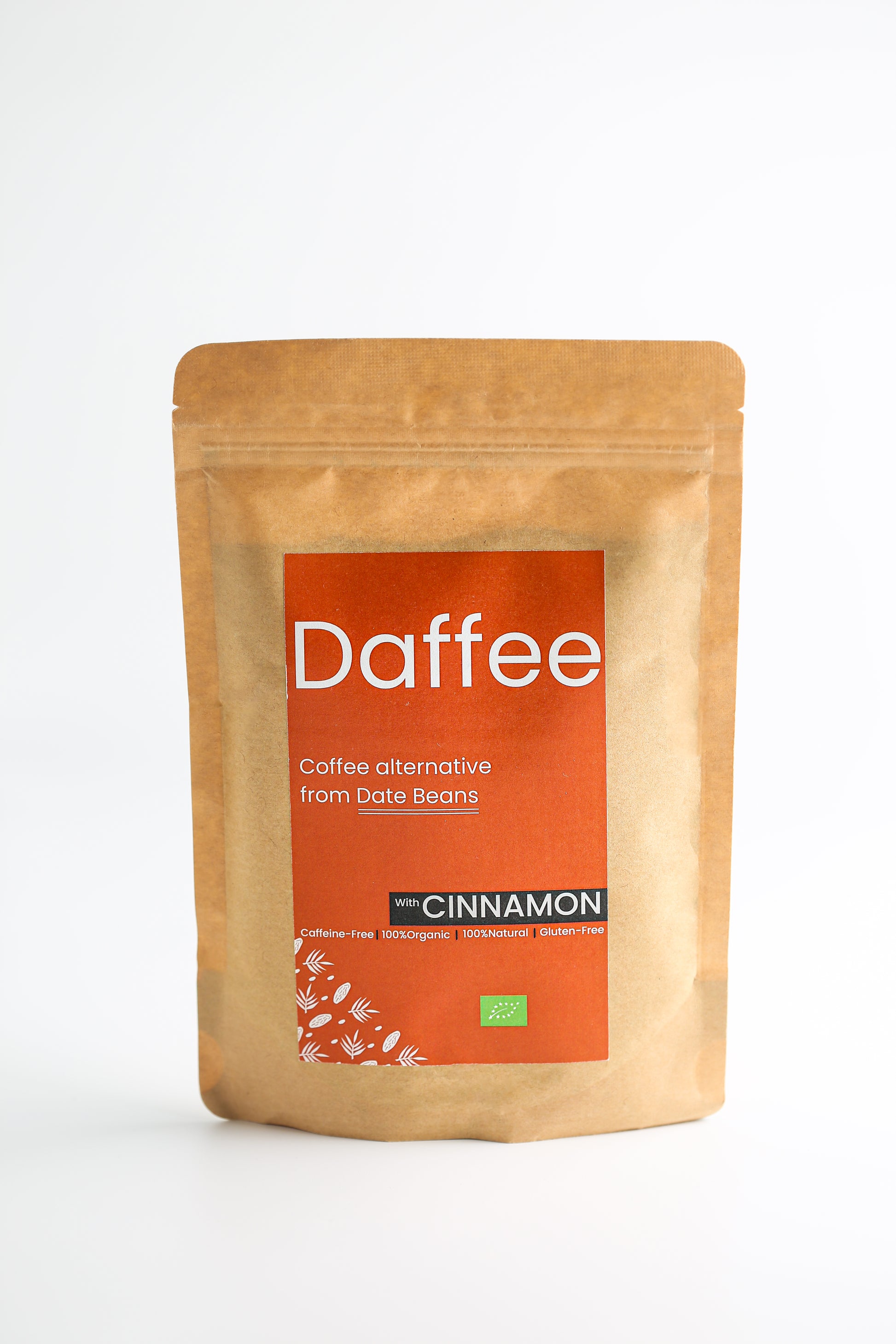 Daffee Kaneel koffiealternatief van dadelbonen in duurzame verpakking tegen een witte achtergrond.