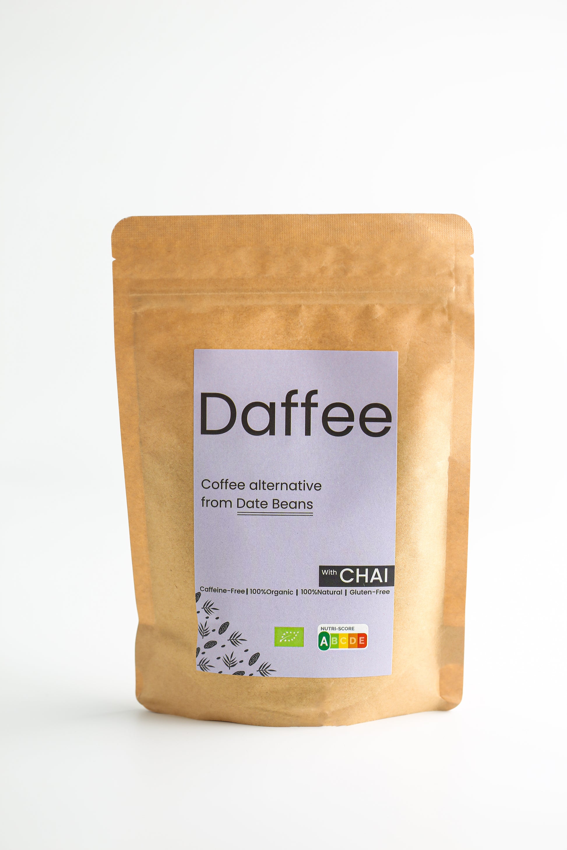 Daffee Chai koffiealternatief van dadelbonen in duurzame verpakking tegen een witte achtergrond.