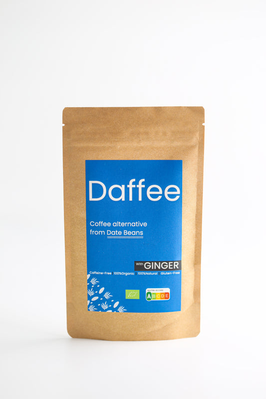 Daffee ginger koffiealternatief van dadelbonen in duurzame verpakking tegen een witte achtergrond.