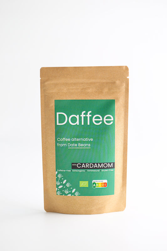Daffee Cardamom koffiealternatief van dadelbonen in duurzame verpakking tegen een witte achtergrond