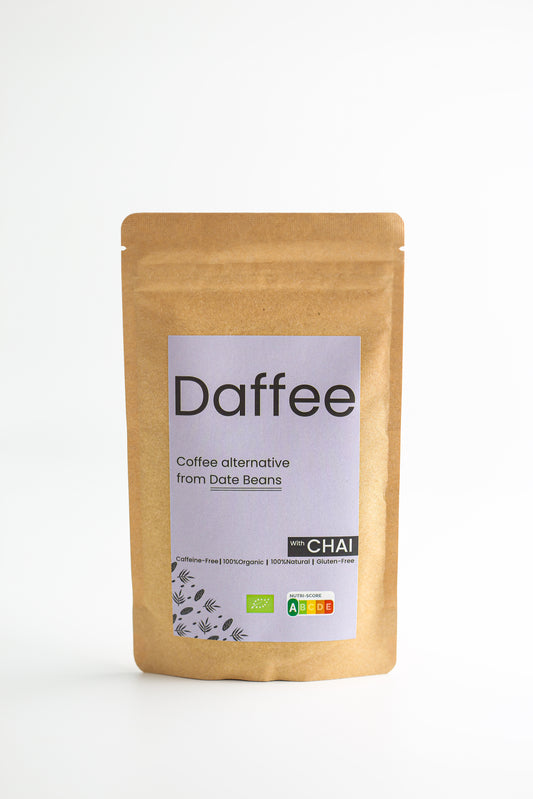 Daffee Chai koffiealternatief van dadelbonen in duurzame verpakking tegen een witte achtergrond.