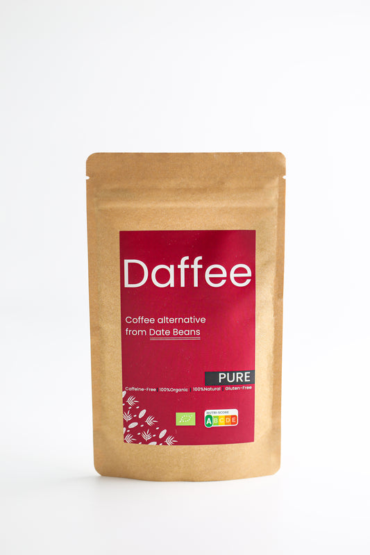 Daffee Pure koffiealternatief van dadelbonen in duurzame verpakking tegen een witte achtergrond.