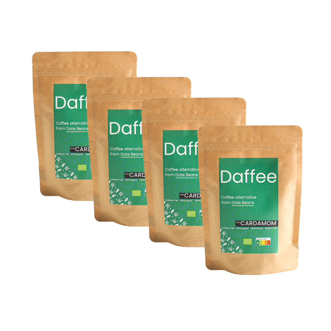 Vier verpakkingen Daffee Cardamom koffiealternatief, gestapeld en uitgelijnd tegen een witte achtergrond